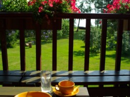 Puhkemaja terrass on hea koht hommikukohvi nautimiseks või grillimiseks vihmase ilma korral.
