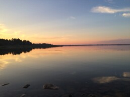 Päikeseloojang järve kaldal